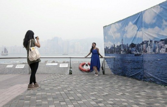 La ce duce poluarea extremă: Cum sunt nevoiţi să se pozeze turiştii din Hong Kong
