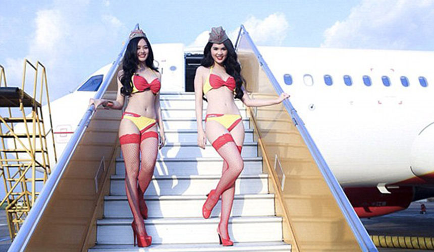 Скандальные фото обнаженных стюардесс попали в Интернет