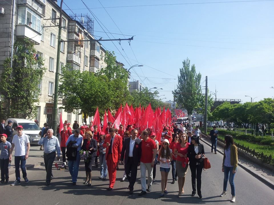 Жители Молдовы отмечают Первомай демонстрацией в Кишинёве