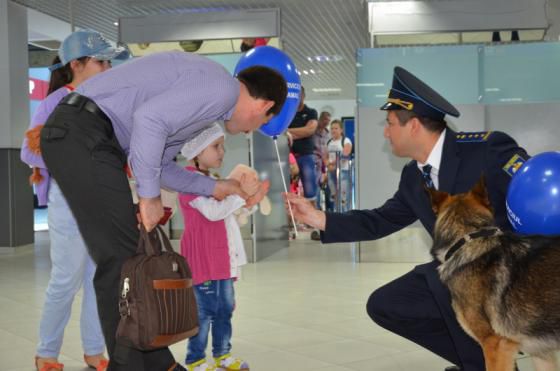 Copii care trec azi frontiera prin Aeroport, primesc diverse cadouri
