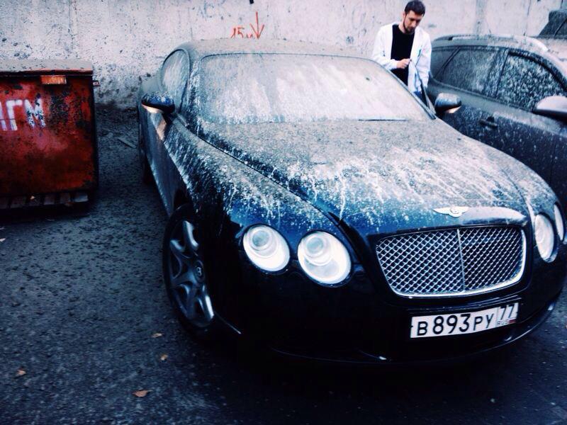 В Москве на Bentley известного продюсера вылили 7 тонн цемента