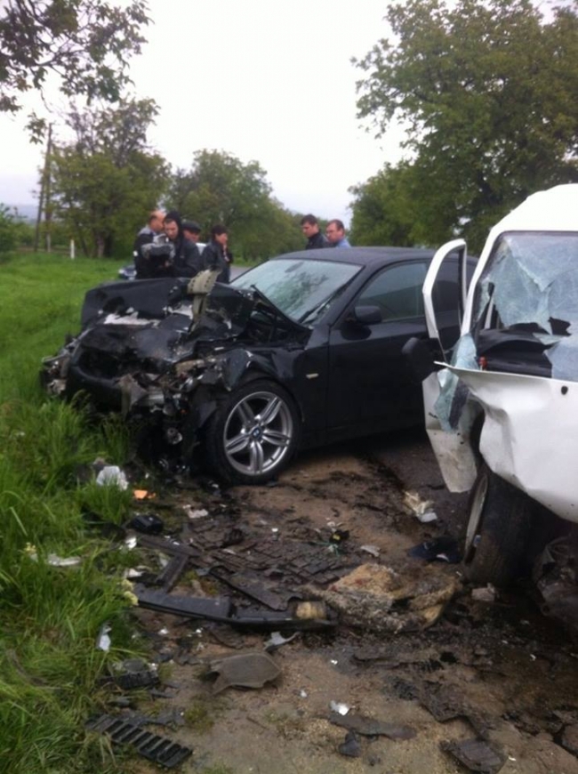 Accident cu trei masini la Truseni! Doi soferi, femeie si barbat, se zbat intre viata si moarte