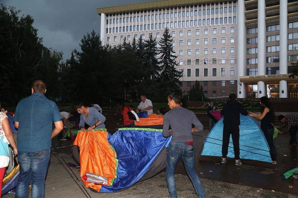 Социалисты и "Наша партия" установили палатки перед парламентом