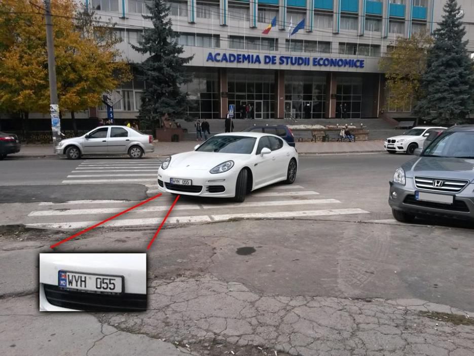 В центре столицы Porsche припарковался на пешеходном переходе