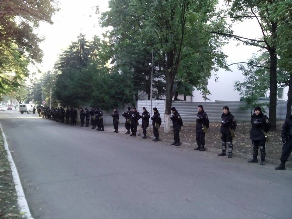 К зданию парламента стянуты сотни полицейских