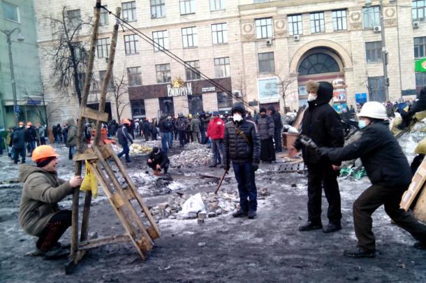 Демонстранты починили катапульту в центре Киева
