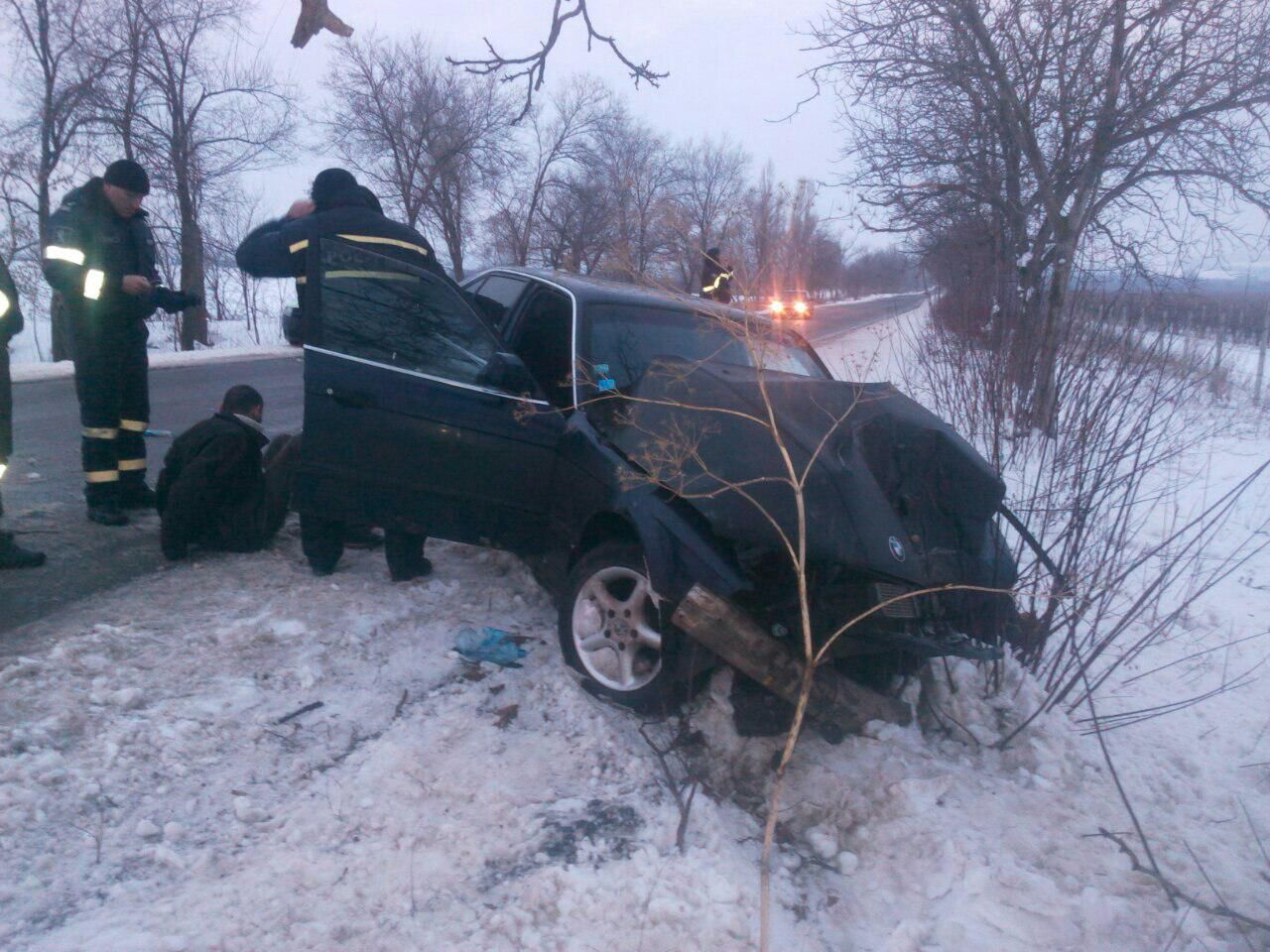 В Молдове пьяный водитель выехал с трассы и врезался в дерево