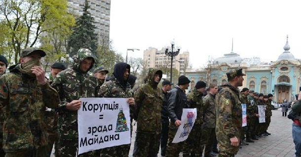 Активисты под Радой сожгли чучело коррупционера