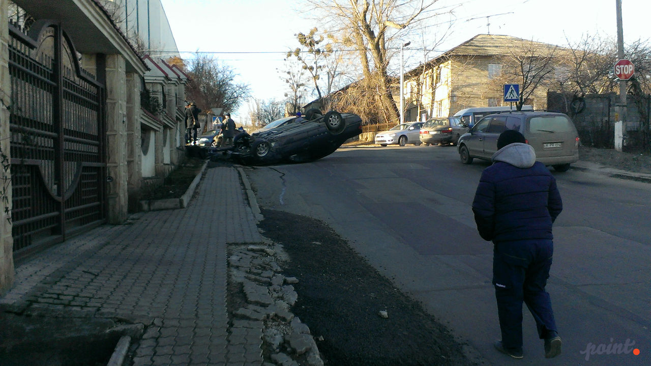 Авария на Боюканах: автомобиль перевернулся