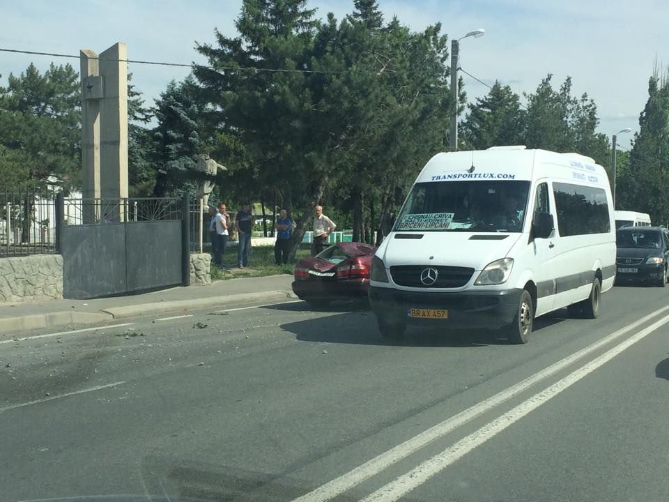 Grav accident auto la Peresecina. O maşină s-a lovit de un stâlp