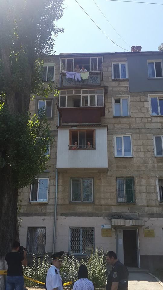 Un bărbat s-a aruncat în gol de la etajul patru
