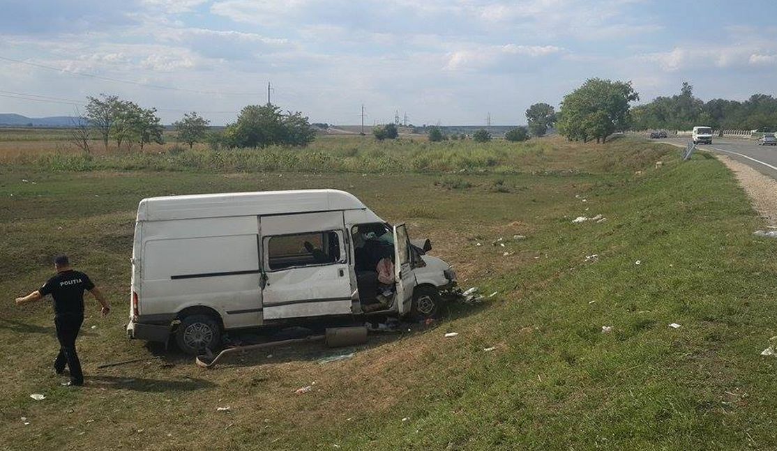 В Оргееве фургон врезался в микроавтобус с пассажирами