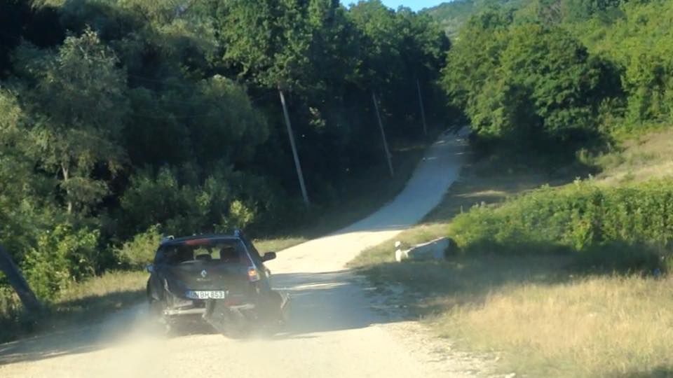 A lovit în plin un TIR și a fugit de la locul accidentului