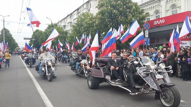 Первомай в Крыму: триколоры и "Путин - наш президент"