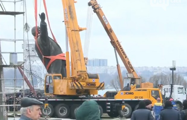 В Запорожье под гимн Украины снесли крупнейший памятник Ленину