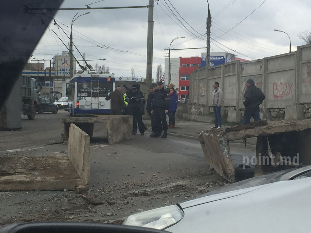 В Кишиневе перевернулся грузовик с бетонными плитами