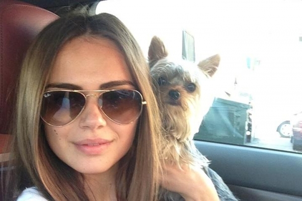 Vezi cu cine se giugiulește în pat Xenia Deli