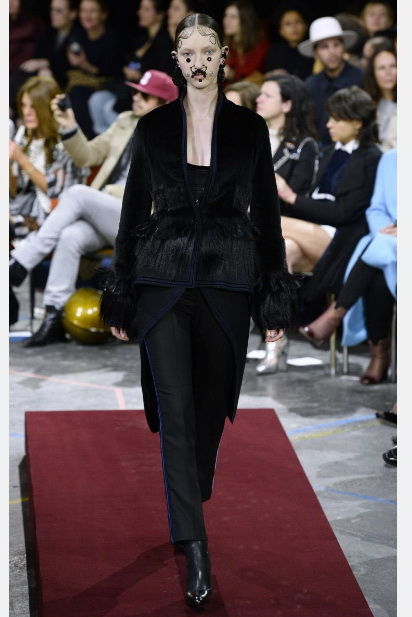 Украшения, броши и усы на лицо: странный показ коллекции от Givenchy