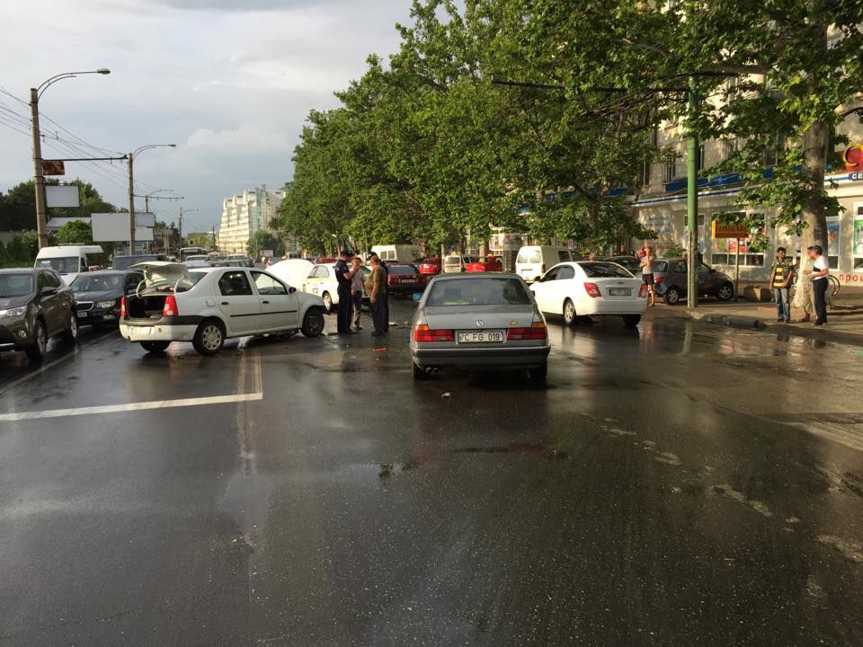 Accident în capitală. Un șofer și-a făcut zob mașina după ce a ieșit pe contrasens