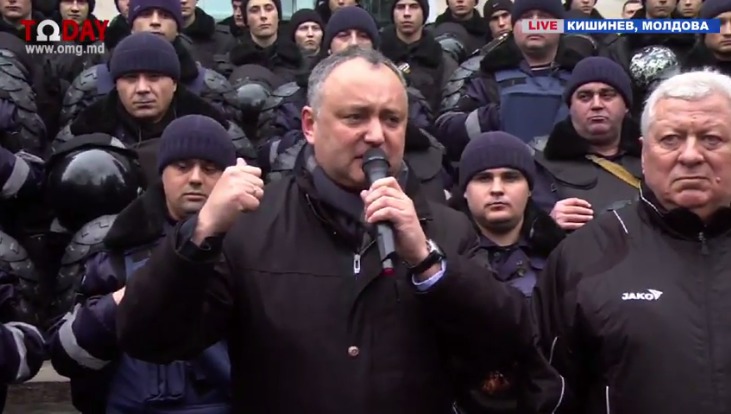 Партия социалистов пикетировали здание правительства