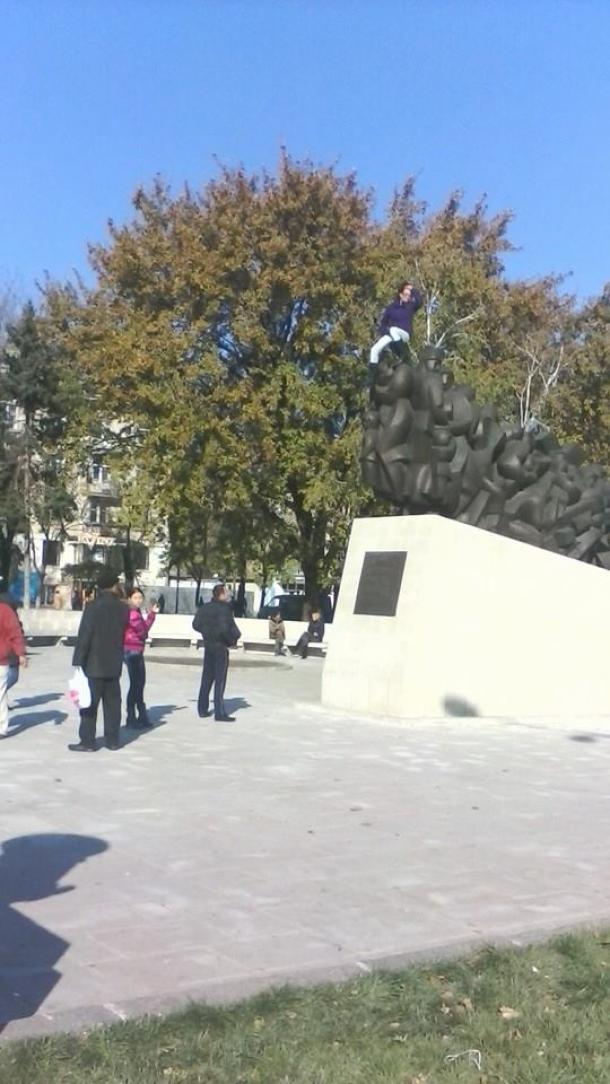 В Кишиневе женщина взобралась на "поезд боли" и кричала "Нет Европе"