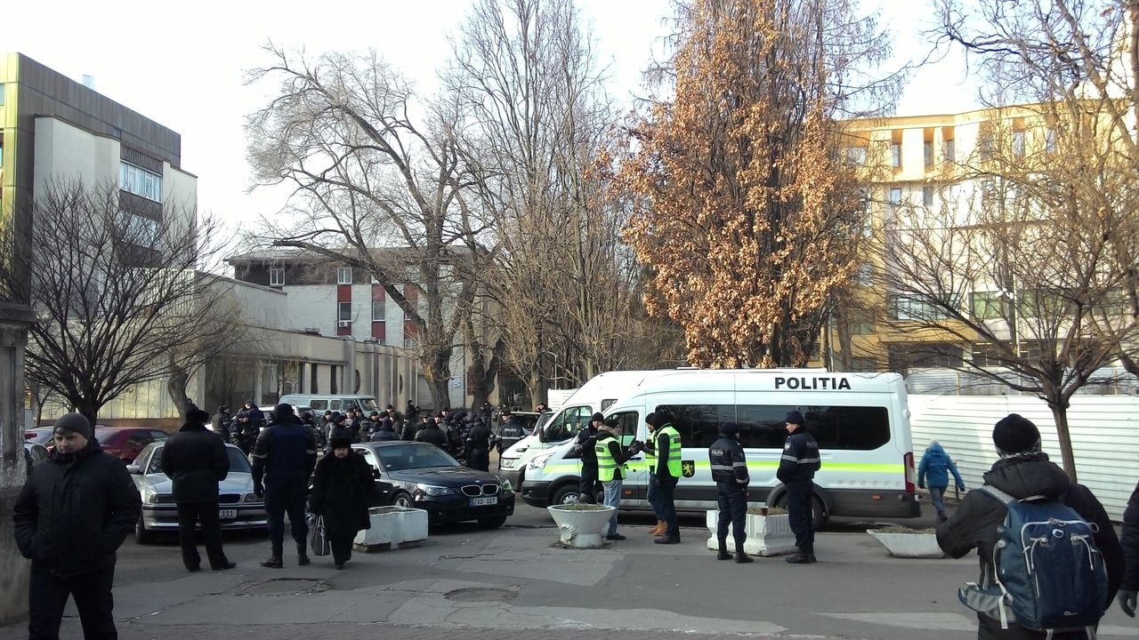 Парламент охраняют сотни полицейских