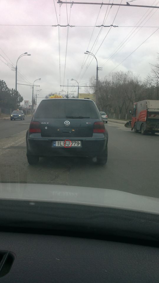 Ingeniozitatea șoferilor moldoveni. Cum se modifică literele pe plăcuțele de înmatriculare