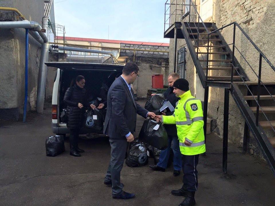 Бельцким полицейским вручили ­комплекты новой формы от Усатого