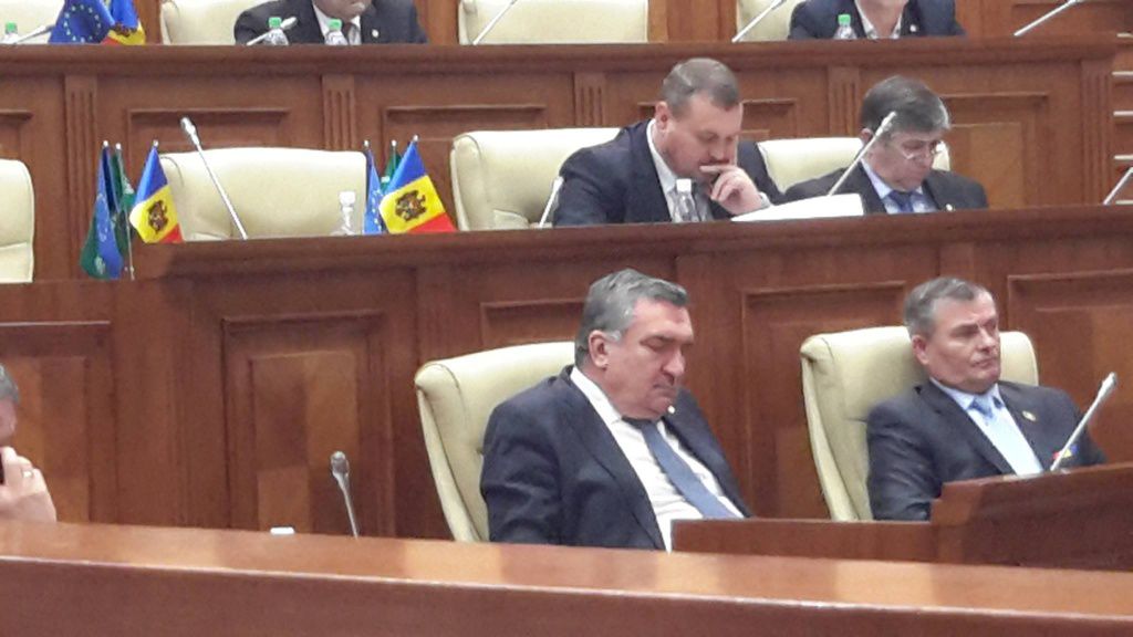 Депутат Хотиняну задремал на заседании парламента