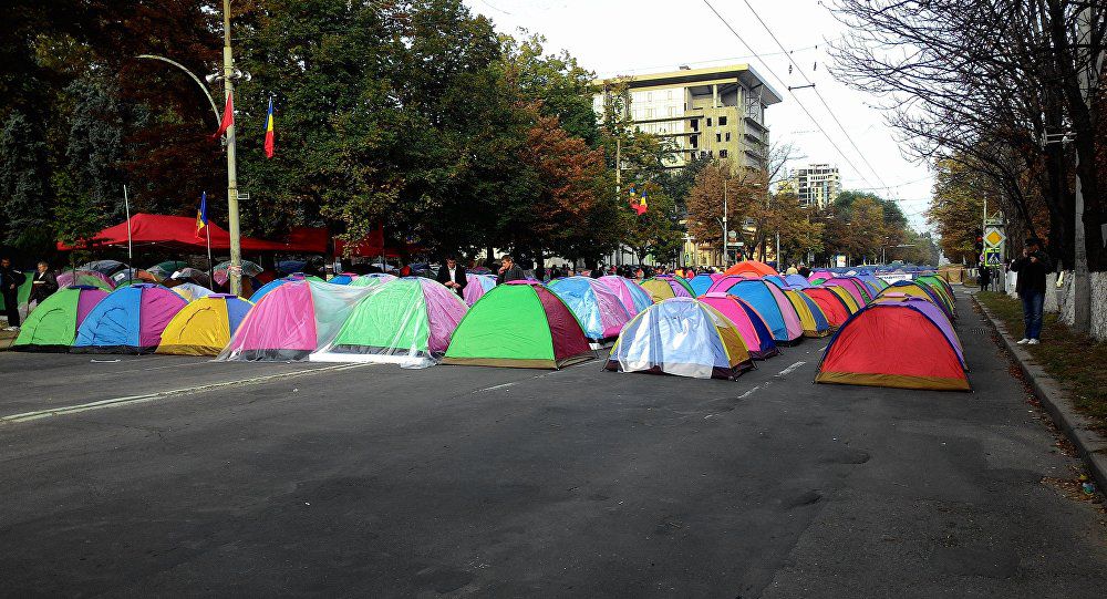 Ночь протестов в Молдове чуть не закончилась сносом палаточного городка