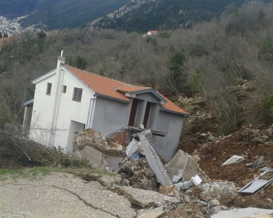 Cum a ajuns o şosea după ce a fost afectată de o alunecare de teren
