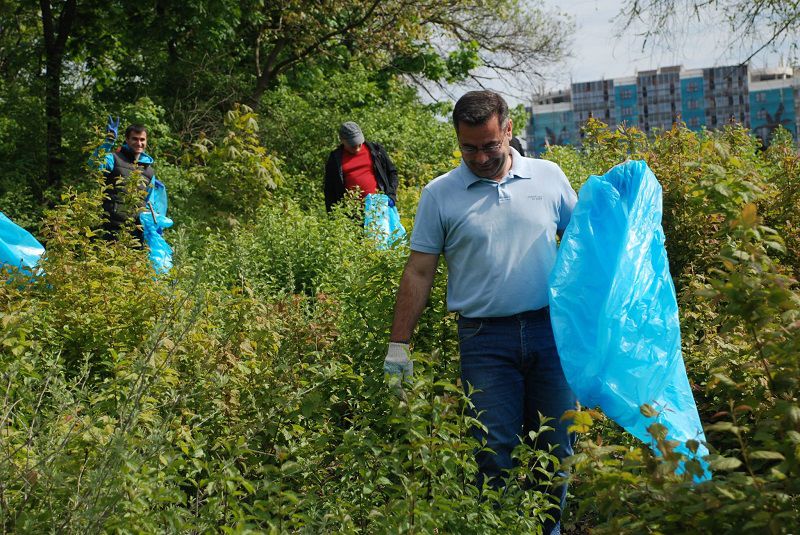 В День труда «Наша Партия» не маршировала, а убрала парк на Чеканах