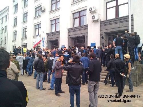 В Луганске идет штурм здания обладминистрации