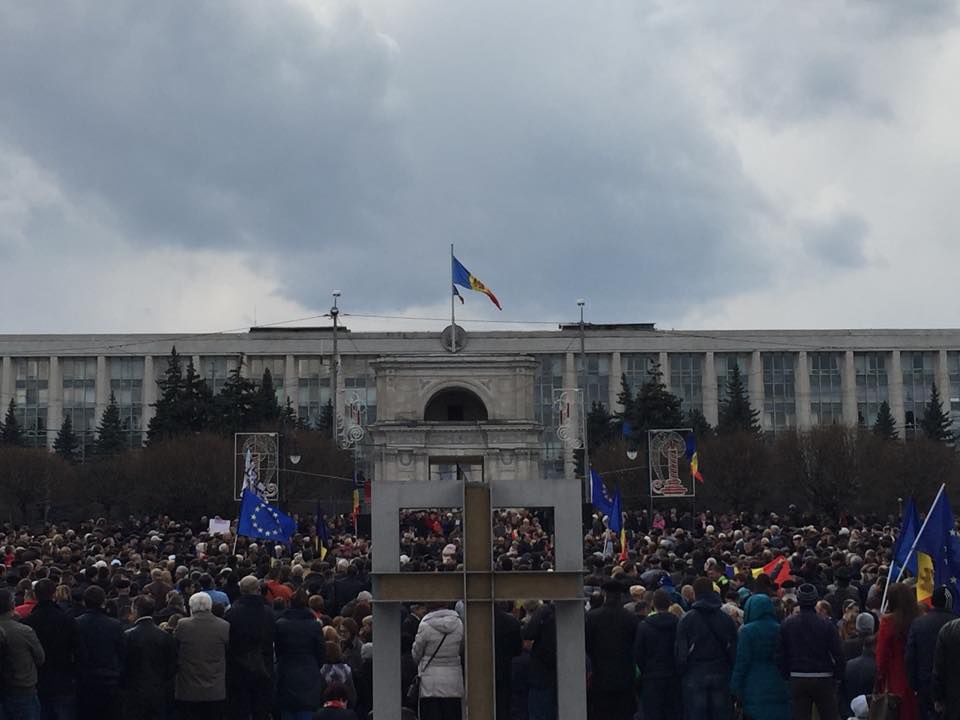 În jur de 2.000 de oameni au ieșit în stradă la protest