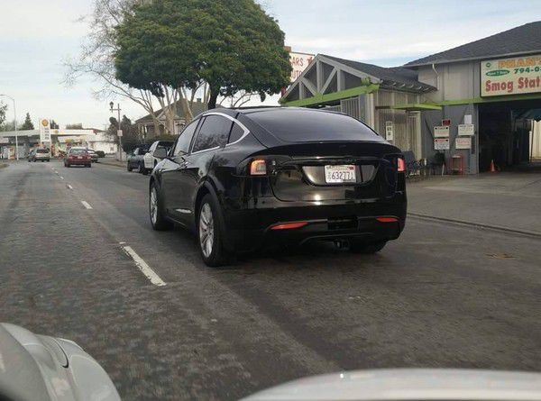 Серийный кроссовер Tesla заметили на дорогах