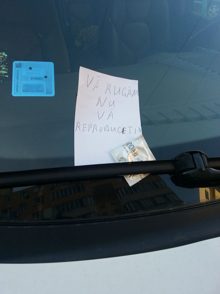 Владельцу Porsche, припарковавшемуся на тротуаре, подарили презерватив