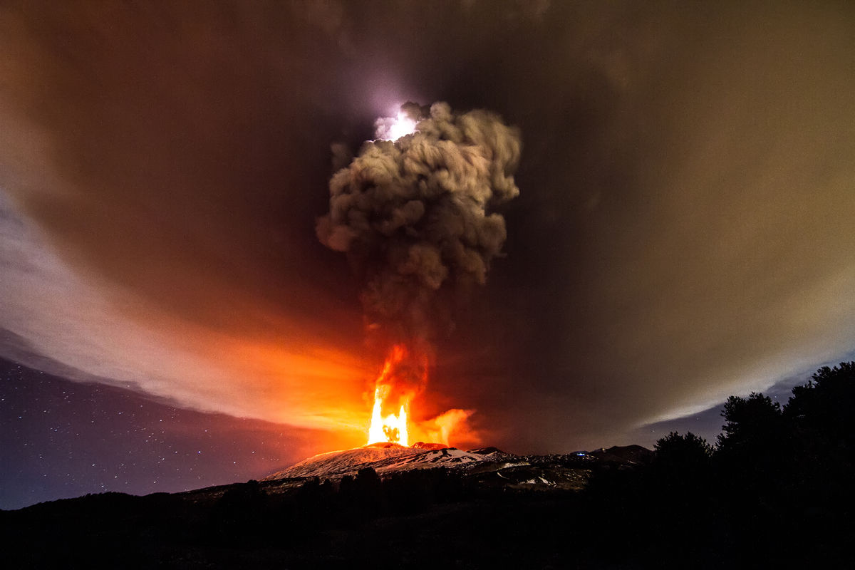 Cel mai mare vulcan din Europa a erupt