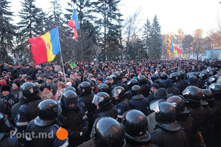 Молдавская оппозиция протестует у парламента