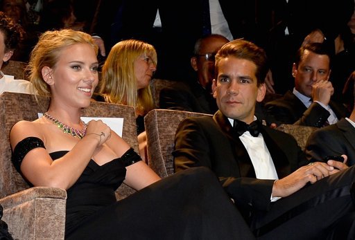 Actriţa Scarlett Johansson s-a logodit cu jurnalistul francez Romain Dauriac