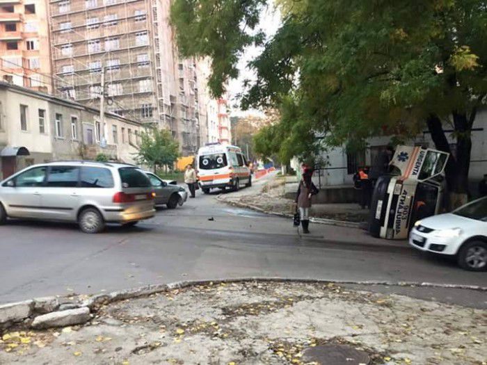 Машина скорой помощи перевернулась в центре Кишинева
