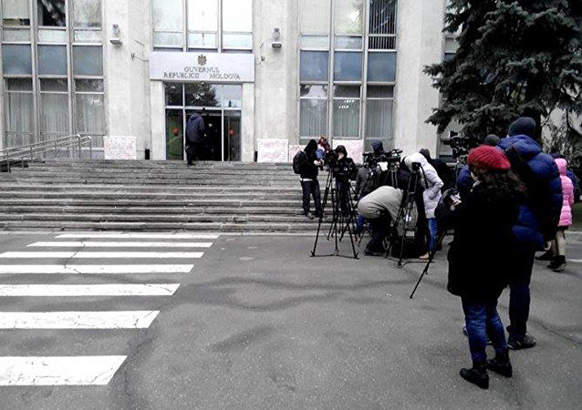 Партия социалистов пикетировали здание правительства