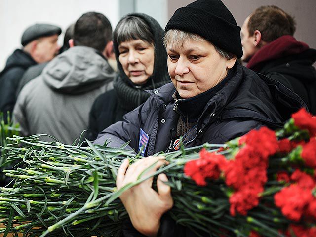Гроб с телом Бориса Немцова после панихиды вынесли под крики "Герои не умирают!"