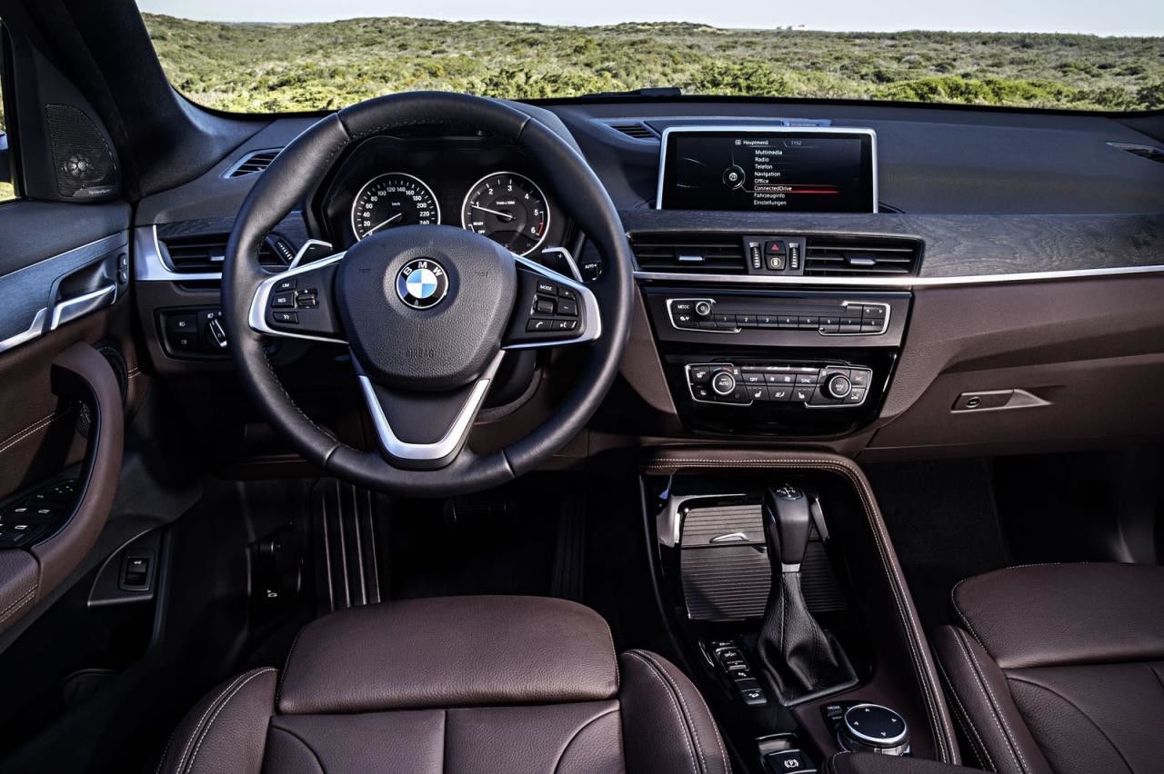 BMW представила свой первый переднеприводный кроссовер X1