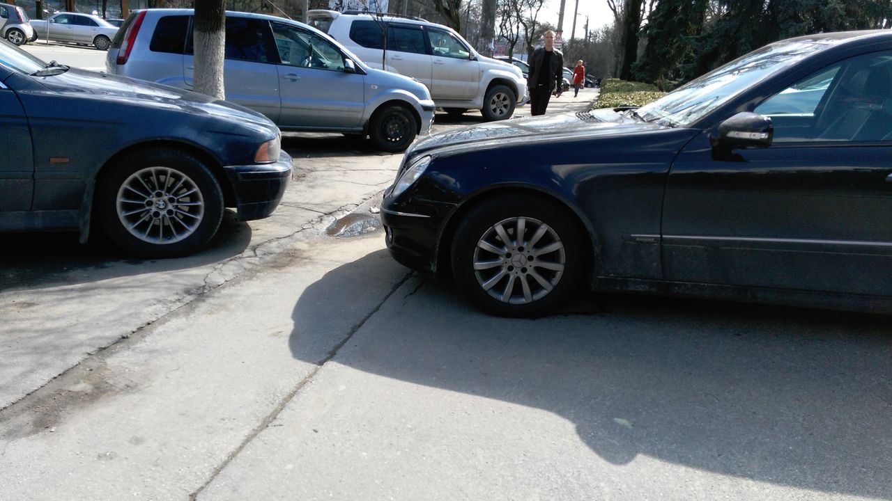 Кишинев: Машины припаркованы прямо на тротуаре