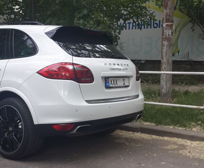 Un Porsche cu numere de înmatriculare "xxx 1" surprins în Chișinău