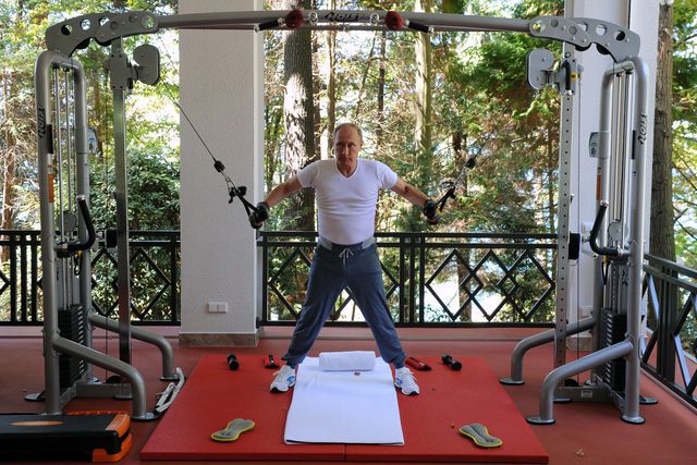Путин и Медведев вместе сделали зарядку и пожарили барбекю