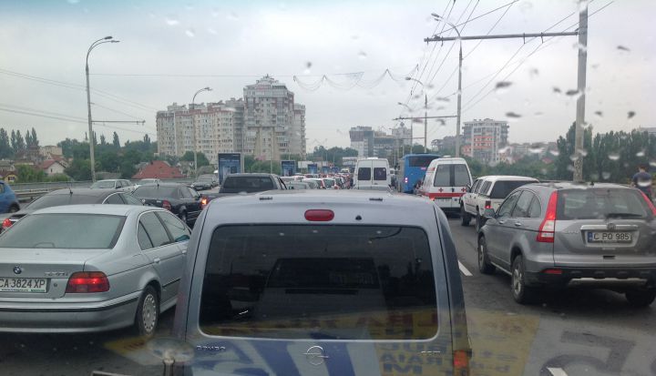 Пробка на виадуке: движение в сторону центра затруднено