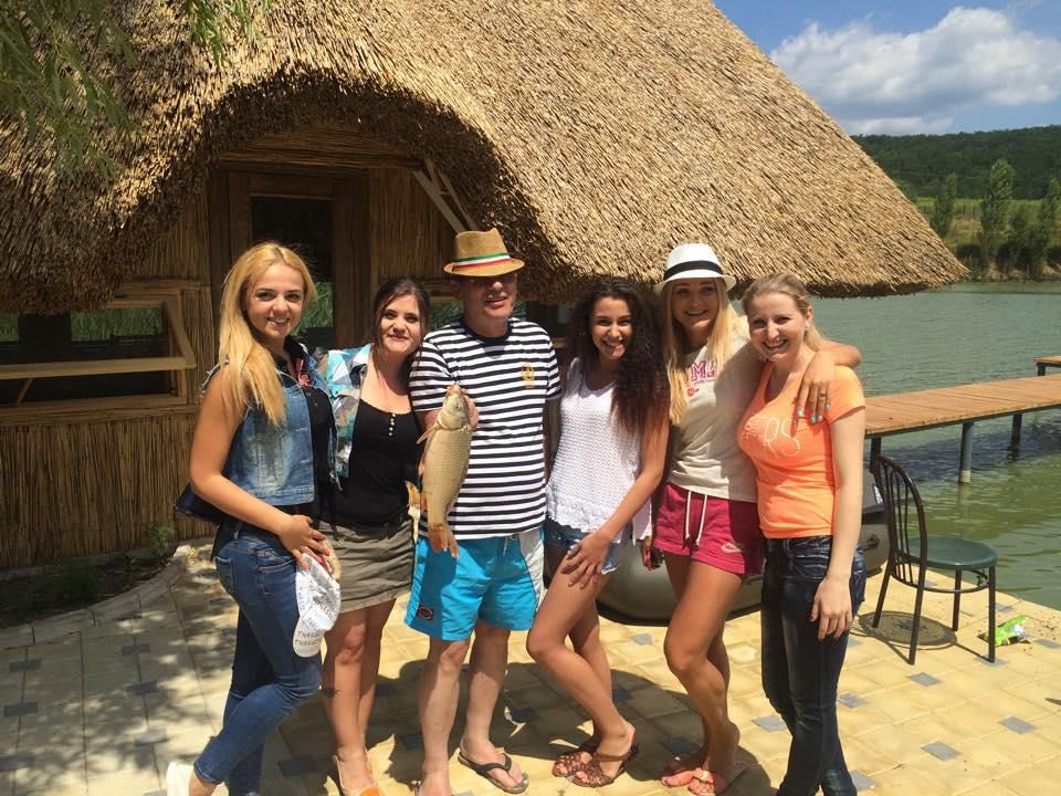 Ghimpu la pescuit: Unde-s fete și peștele vine la mal