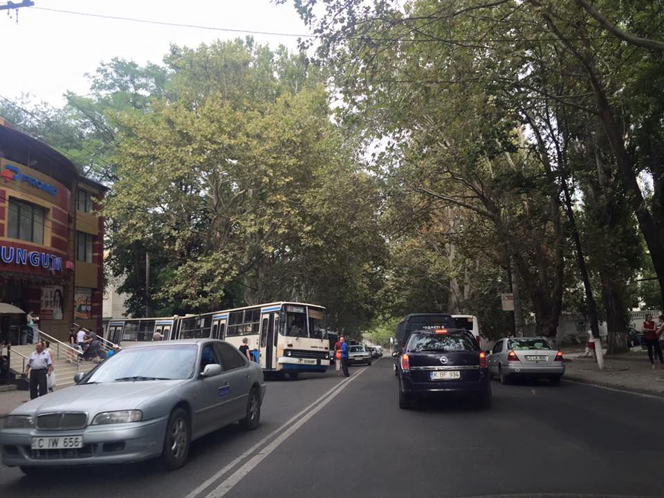 Accident cu implicarea unui autobuz de linie pe strada Ion Creangă