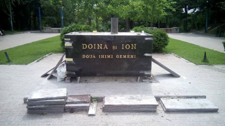 Пьедестал памятника Иону и Дойне Алдя-Теодорович "украсила" надпись с ошибками
